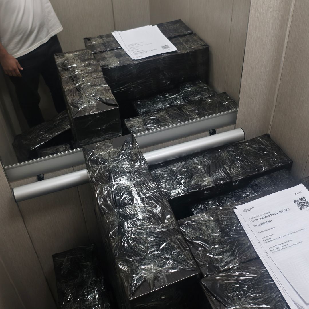 Caixas no elevador com autorização de entrada do Mercado Livre Full